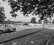 855850 Gezicht op de rotonde bij de Leidseveertunnel (links) te Utrecht, vanaf de Tunnelweg.